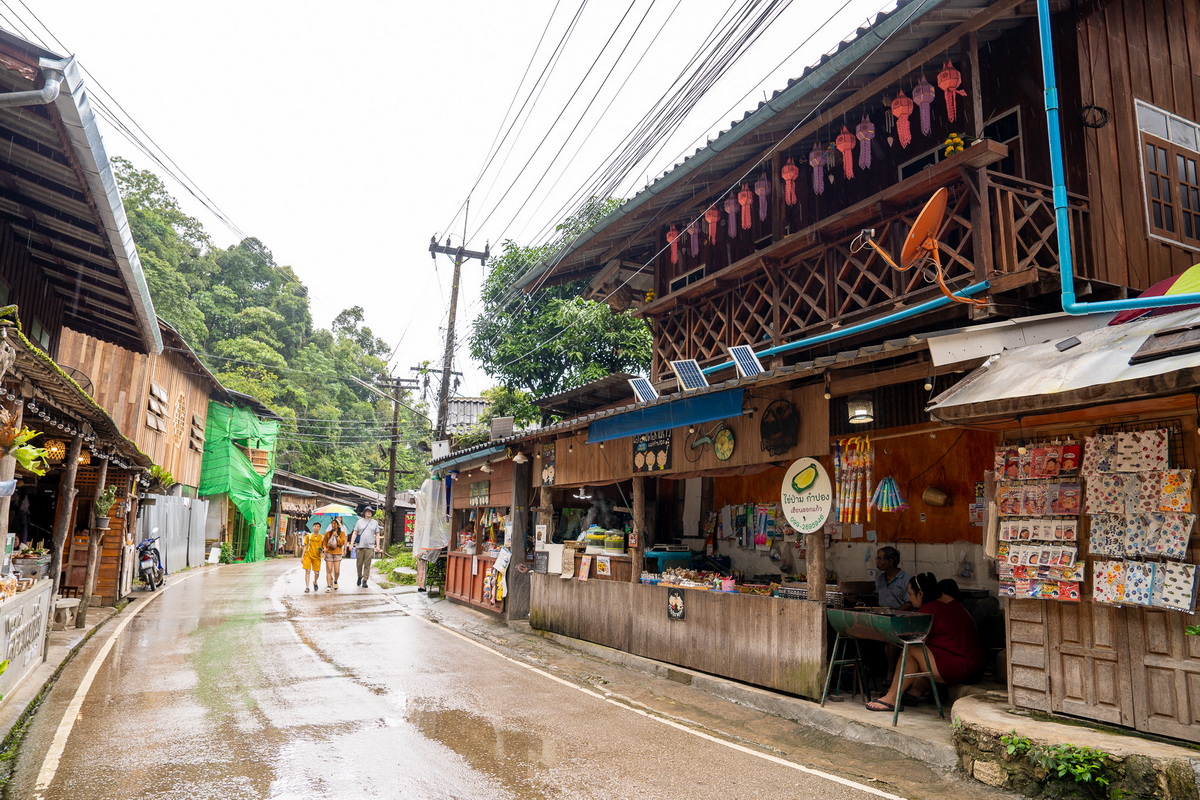 ถนนในหมู่บ้านแม่กำปอง อำเภอแม่ออน จังหวัดเชียงใหม่